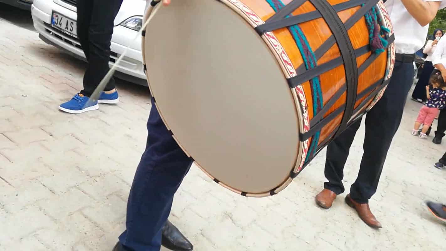 Açılışlarda dikkat çeken canlı performans